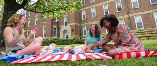 鶹ƵAPP students enjoying a picnic outside Breckinridge Hall