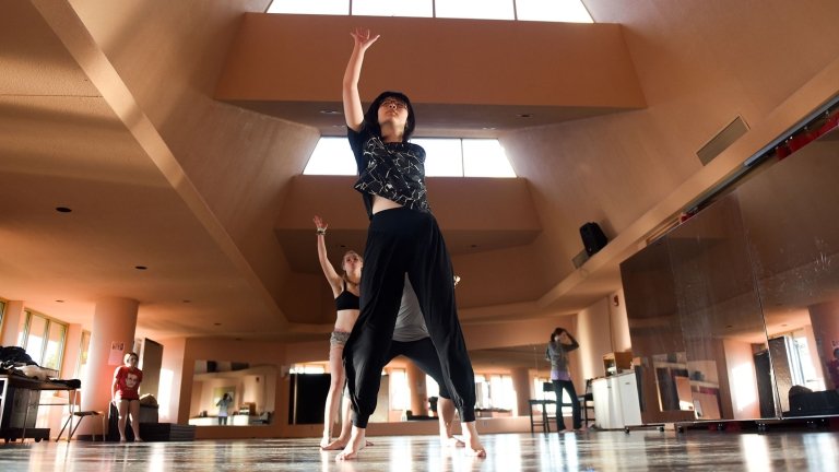 鶹ƵAPP students dancing in Weisiger Hall
